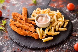 Crochete de pui cu cartofi prăjiți