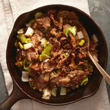 Свинско с праз на плоча (300г)