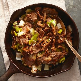 Свинско с праз на плоча (300г)