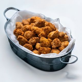 Пилешки пуканки за бира  в чеснов сос (250г)