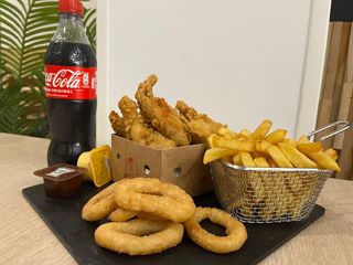 10 tiras de pollo, 2 complementos, 2 salsas y 2 refrescos 