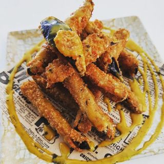 BASTONES DE BERENJENAS CRUJIENTE CON ESPUMA DE MIEL Y MOSTAZA 