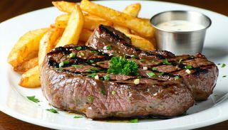 Ceafă de porc la grătar cu cartofi prăjiți