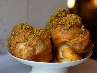 Kruffin (краффін)  з карамелдю и фісташкою