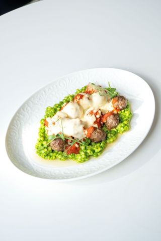 Паста птитим с митболами и тающим сыром 