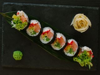 Futomaki z łososiem (220g)