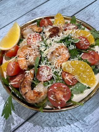 Салат с креветками (300г)