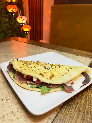 Pizza sendvič goveđa pršuta