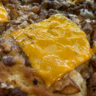 Trancio pizza con salsiccia, cheddar e patate