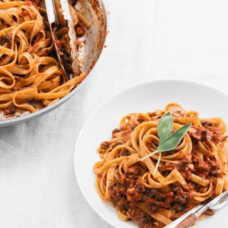 TAGLIATELLE à LA BOLOGNAISE                   
