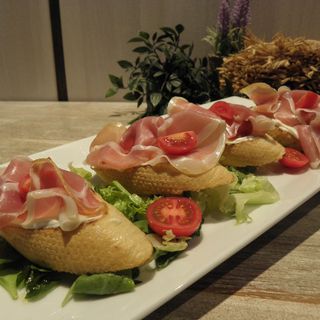 Брускети с прошуто крудо(200 гр.)