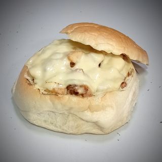 LEPINJA punjena piletinom, dimljenom slaninom i sirom 