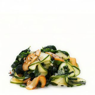 Ensalada sunomono con shiitake vegano