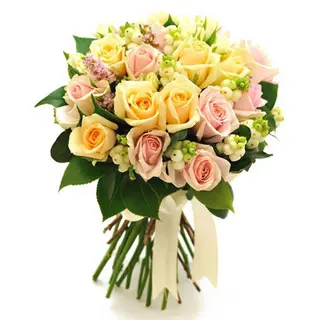 Buchet (1007)din 25 trandafiri mixt cu hypericum si verdeata decorativa