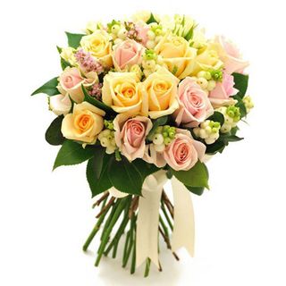 Buchet (1007)din 25 trandafiri mixt cu hypericum si verdeata decorativa