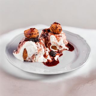 Papanasi cu smantana si dulceata