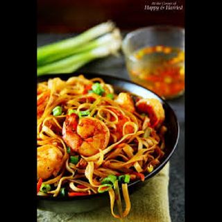 Chicken Chow Mein Noodles - Medium Pack (650ML) + 1 Drink