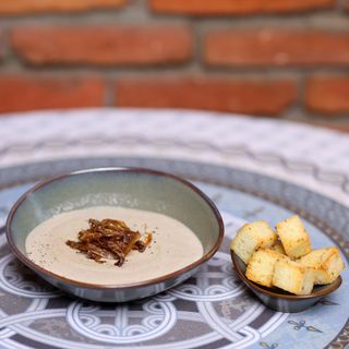 სოკოს კრემ სუპი სუნელებიანი პურის ხრაშუნებით