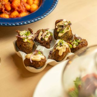 Buñelos De Espinaca Con Alioli De Ajos Asados