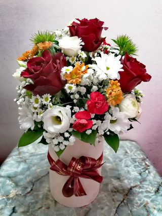 Crvene ruže  sa sezonskim cvećem u plišanom box-u