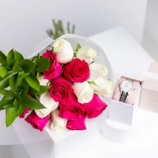 12 roses mélange avec une montre