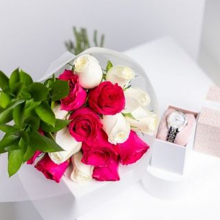12 roses mélange avec une montre