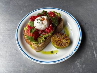 Awokado tost z łososiem marynowanym (200g)