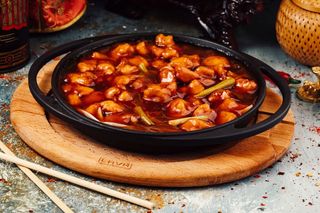 F6-ქათმის ფილე ჩილის წიწაკებით კეცზე