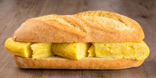 Bocadillo de tortilla patata con bacon