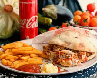 Piadina  falafel con Coca - Cola e  patatine