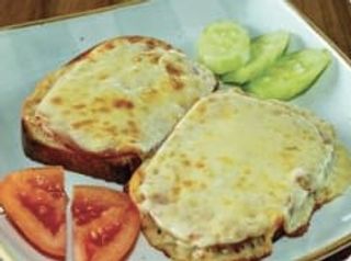 Домашно приготвен сандвич с шунка и кашкавал 