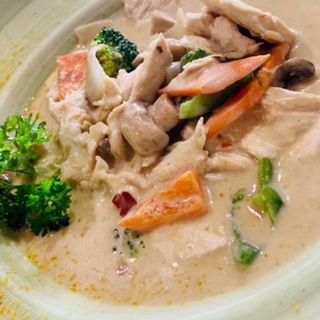 78-Pollo Con Verduras Amarillo Thai