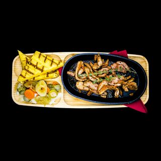 Pastramă de curcan la tigaie cu mămăligă