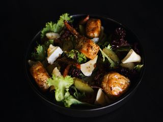 Теплий салат з грильованим лососем та Лічі (325г)