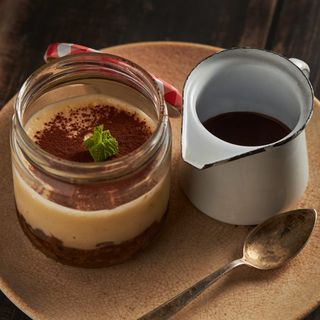 Tiramisú Casero Con Sopa De Chocolate Caliente