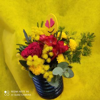 Bicchiere di vetro con fiori misti 