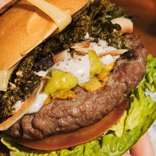 OASSIS Burger con patatas fritas