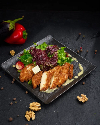 Теплый салат с курицей в соусе айоли