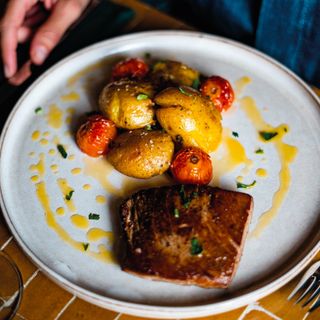 Bife de Atum com Batata a Murro e Salada