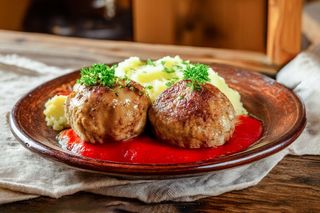 Ćuftice od govedine i svinjetine u paradajz sosu uz prilog po izboru