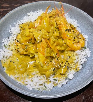 Camarão com molho de caril e maçã, arroz basmati