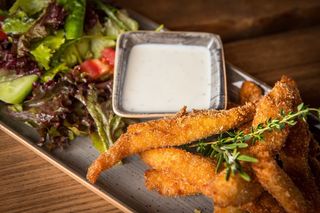 Хрупкави пилешки филенца с млечен сос и микс от свежи салатки (300г)