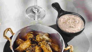 ტოლმა ვაზის ფოთოლში