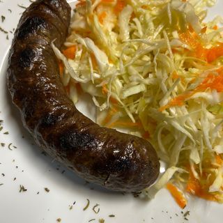 Телешки суджук с гарнитури лютеница и пържени картофи