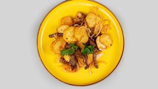 Картофель по-домашнему с мясом и грибами