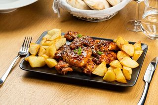 Aripioare caramelizate in sos picant cu cartofi aurii