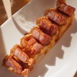 Torreznos crujientes de Soria sobre patata revolcona y mojo picó