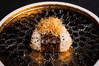 134. Onigiri salmone spicy