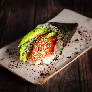 Temaki Salmón Aguacate (1 pza.)