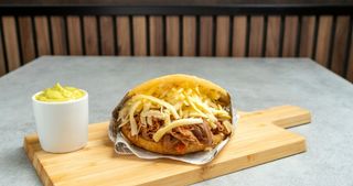 Arepa de carne desmechada de ternera con queso (1 ud.)